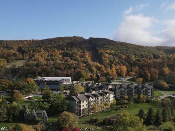 2 Chamonix Dr, Vernon, NJ 07462