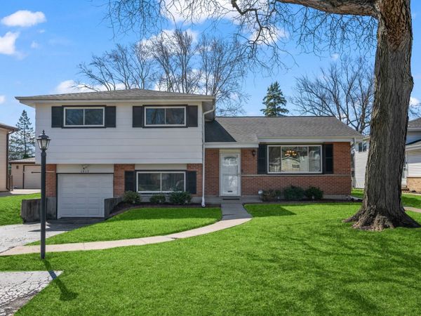 1917 E Pawnee Lane, Mount Prospect, IL 60056