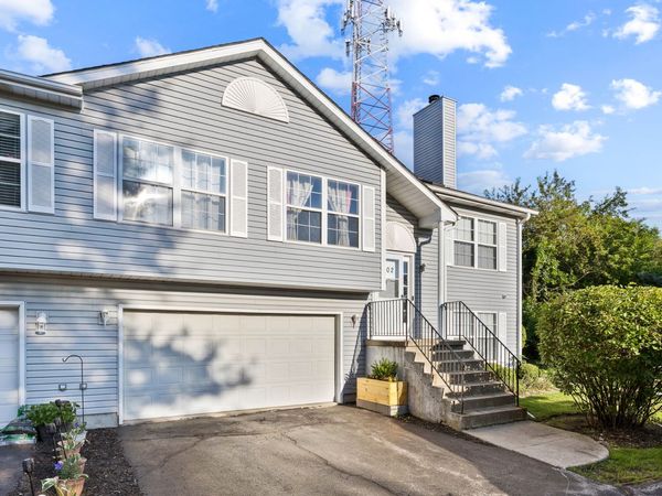 1002 Castleshire Drive , Woodstock, IL 60098