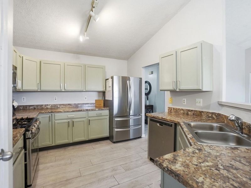 519 Davidson Drive, Ashville, OH 43103 Photo 11