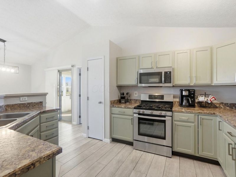 519 Davidson Drive, Ashville, OH 43103 Photo 12