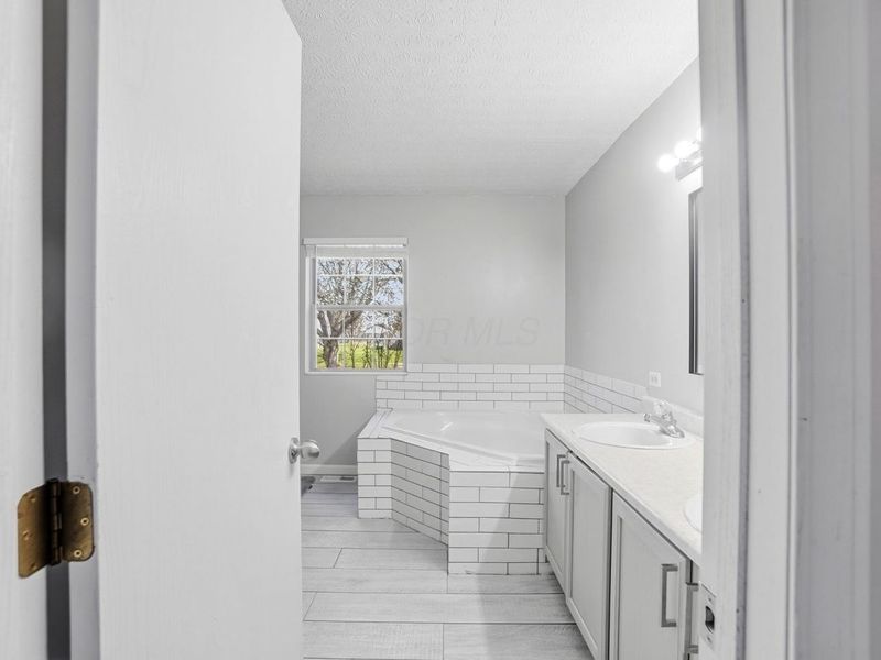 519 Davidson Drive, Ashville, OH 43103 Photo 17