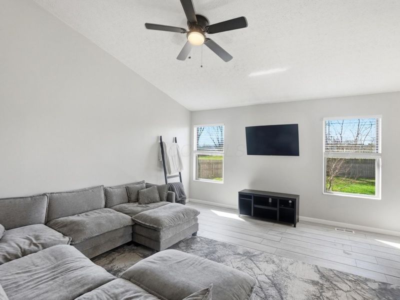 519 Davidson Drive, Ashville, OH 43103 Photo 4