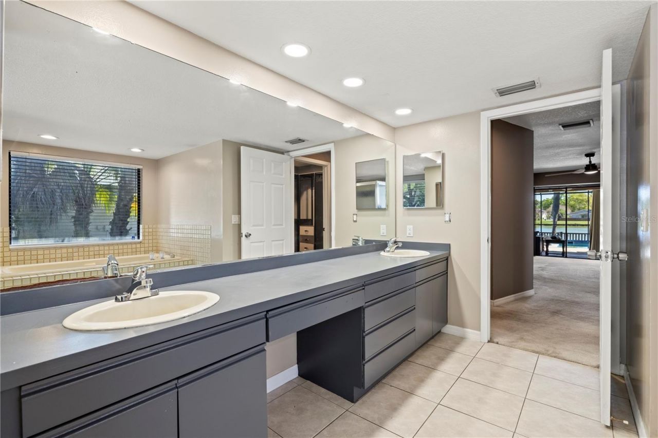 14947 Lake Forest Drive, Lutz, FL 33559 Photo