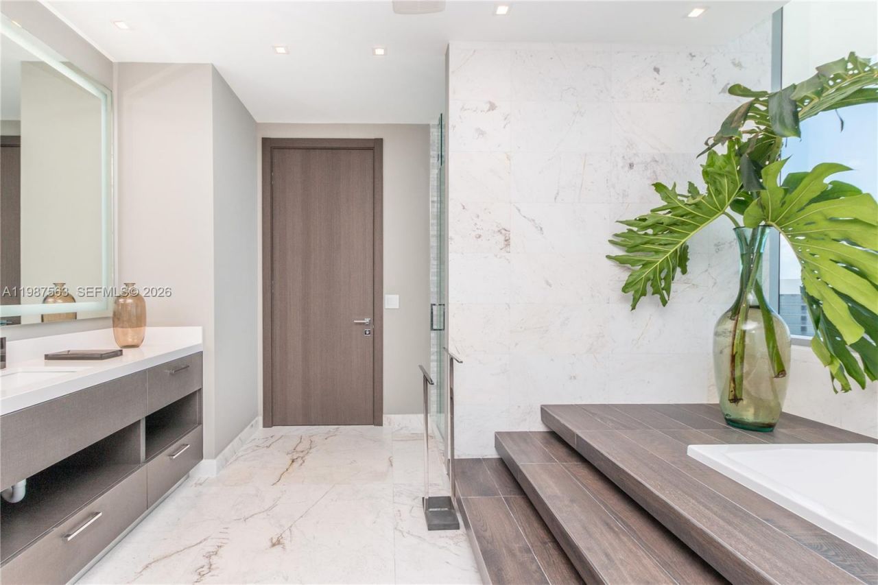 851 NE 1st Ave , Unit PH 4611, Miami, FL 33132 Photo