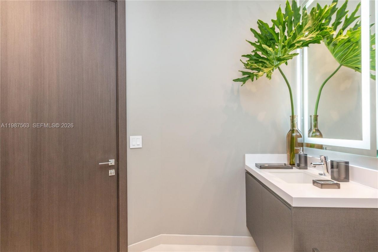 851 NE 1st Ave , Unit PH 4611, Miami, FL 33132 Photo