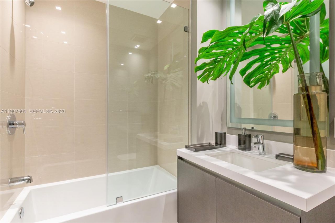 851 NE 1st Ave , Unit PH 4611, Miami, FL 33132 Photo