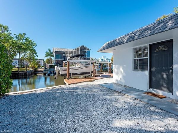2836 Bayview DR, NAPLES, FL 34112