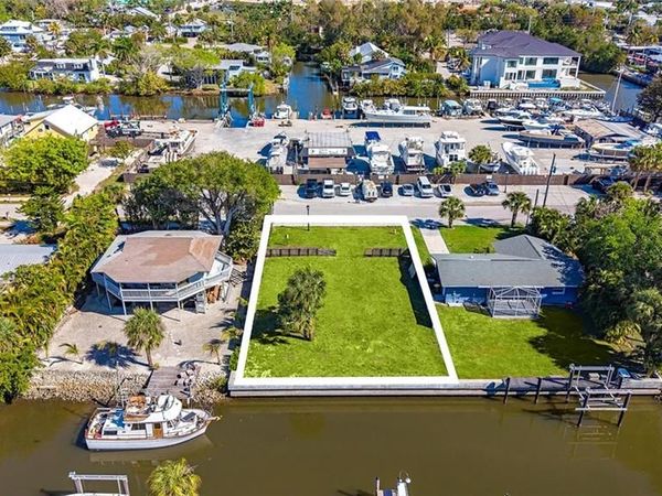 2754 Bayview DR, NAPLES, FL 34112