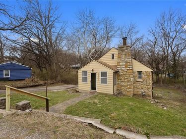 3550 NW Edgewater Trail, Kansas City, MO 64151