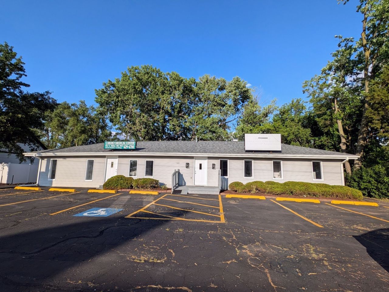 1S085 Summit Avenue, Oakbrook Terrace, IL 60181