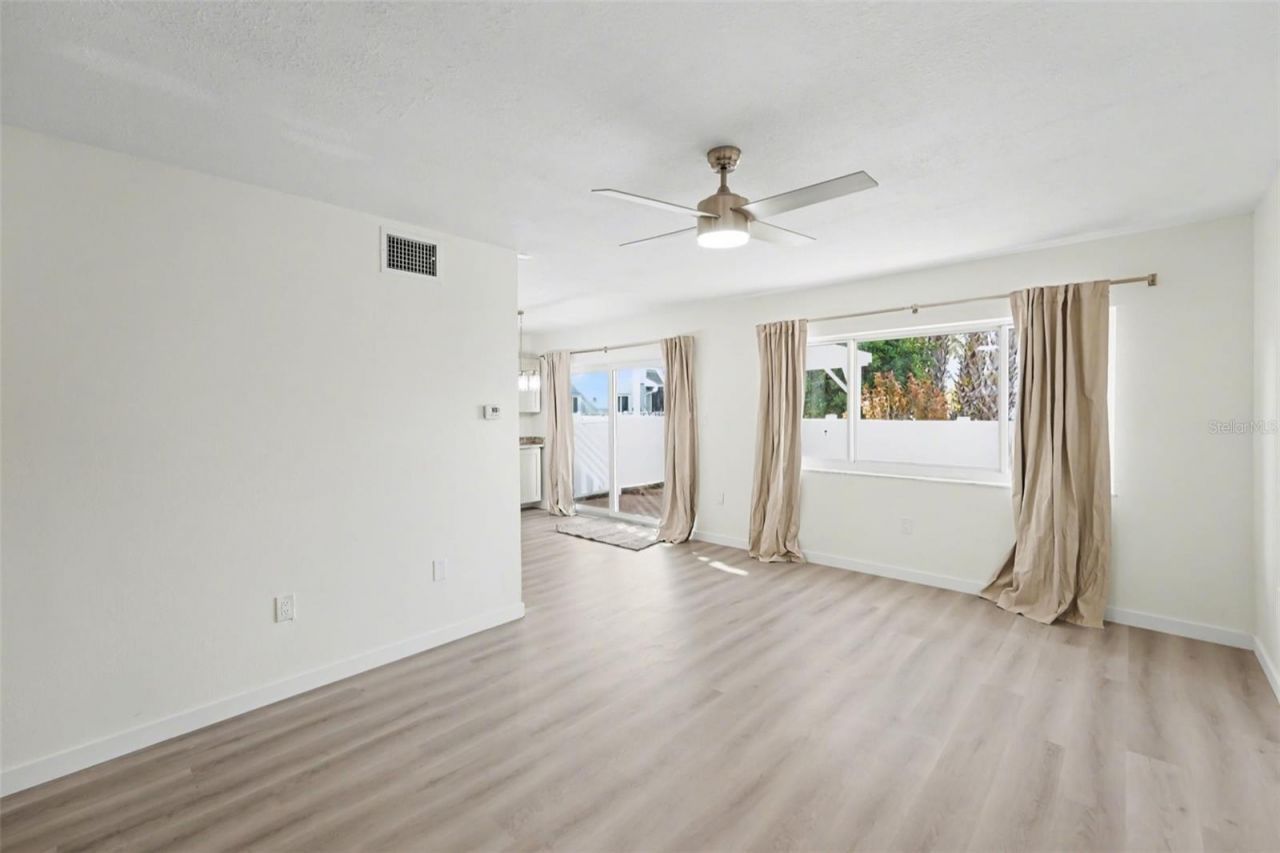 1640 Cape Hope Avenue Ne, Unit 4, Saint Petersburg, FL 33702 Photo