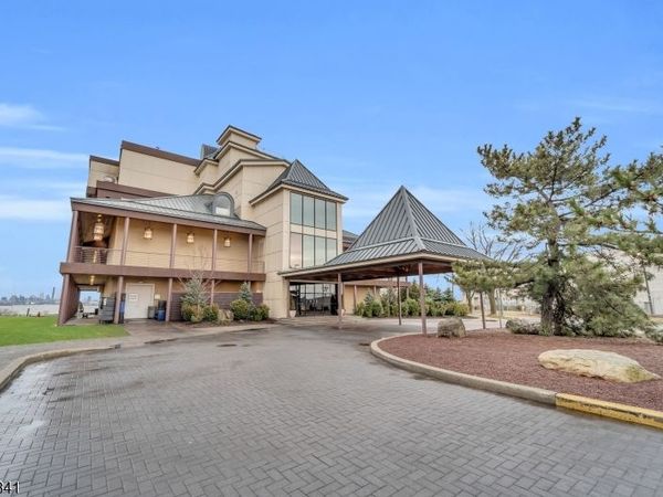 101 Shearwater Ct, Jersey, NJ 07305