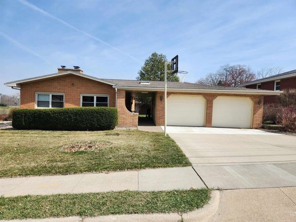 2192 Fairway Drive, Dubuque, IA 52001