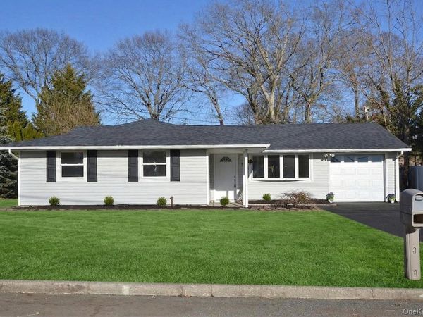 15 Allegheny Drive E, Farmingville, NY 11738