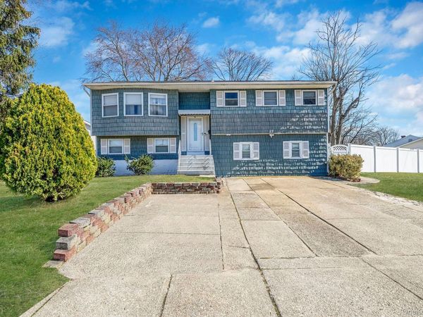 27 Trader Lane , Brentwood, NY 11717