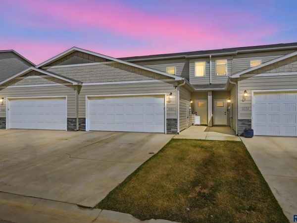 8032 E Tencate Pl, Sioux Falls, SD 57110