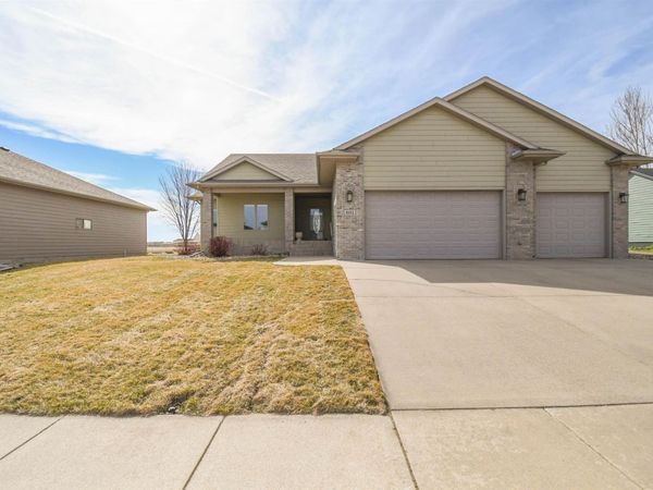 601 Emmett Trl, Harrisburg, SD 57032