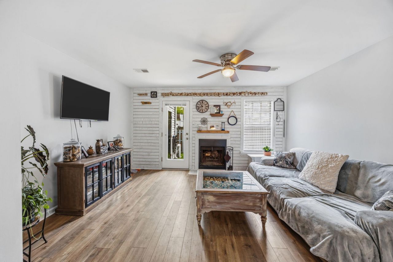 903 Reserve Way Photo 11