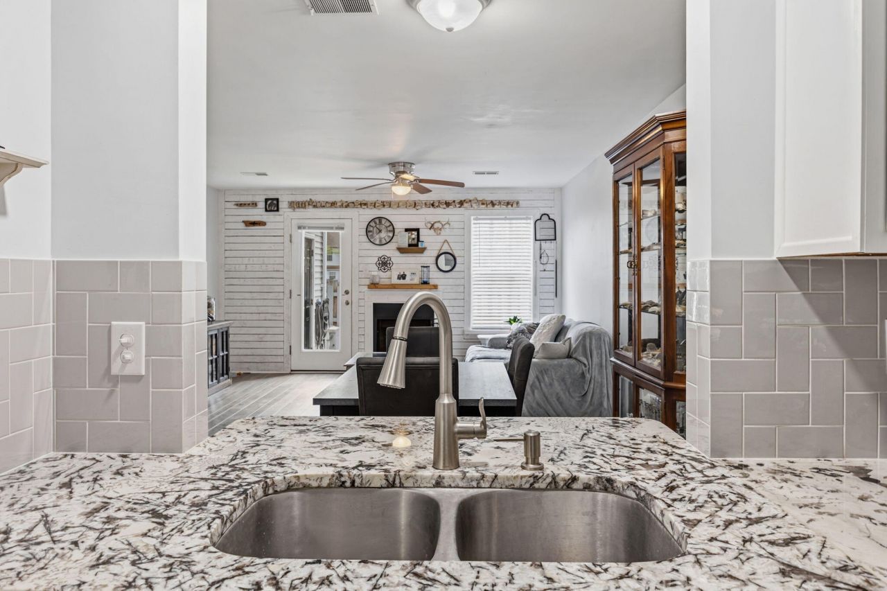 903 Reserve Way Photo 6