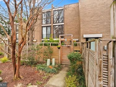 11465 WASHINGTON PLAZA W, RESTON, VA 20190