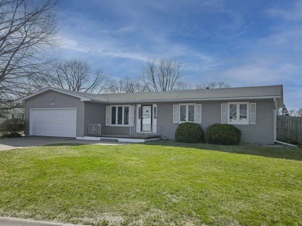 205 Park Lane Circle , Eldridge, IA 52748