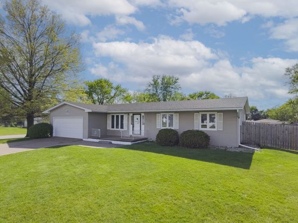 205 Park Lane Circle, Eldridge, IA 52748