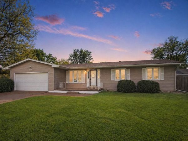 205 Park Lane Circle, Eldridge, IA 52748