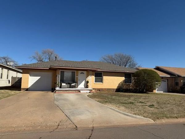 1105 E Ash Street, Altus, OK 73521