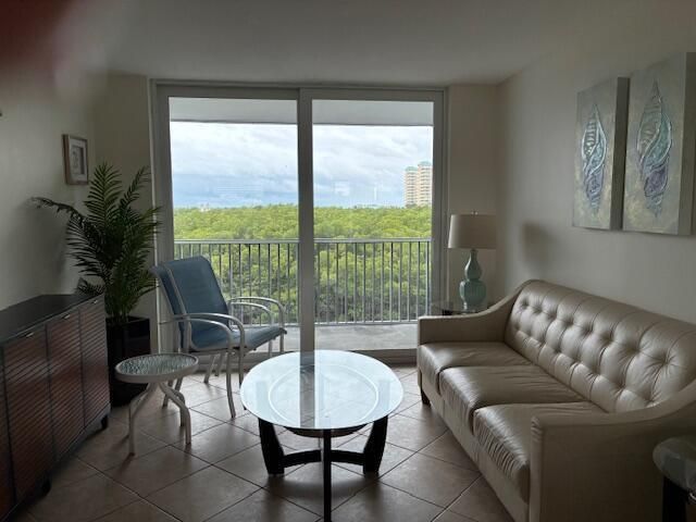 689 NE 6th Court, Unit 404, Boynton Beach, FL 33435 Photo