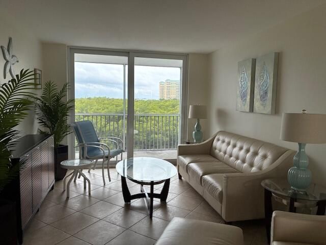 689 NE 6th Court, Unit 404, Boynton Beach, FL 33435 Photo