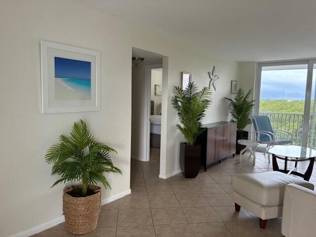 689 NE 6th Court, Unit 404, Boynton Beach, FL 33435 Photo