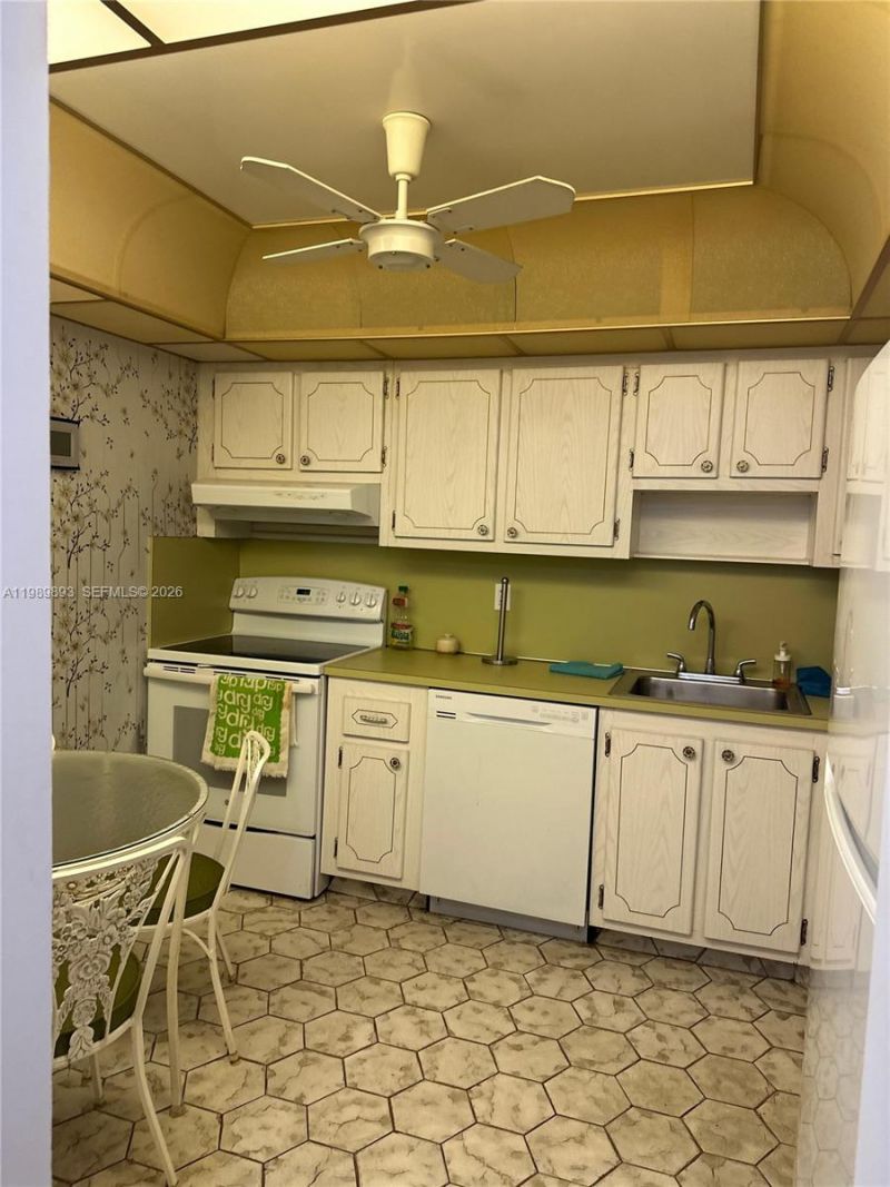 410 SE 2nd St , Unit 118, Hallandale Beach, FL 33009 Photo