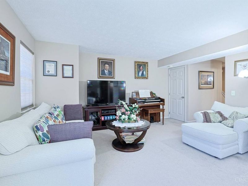 7519 Kingsgate Way, West Chester, OH 45069 Photo 4