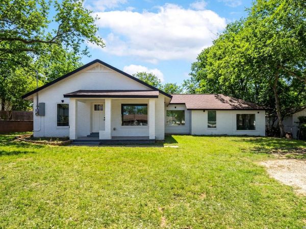 1312 C St, Floresville, TX 78114