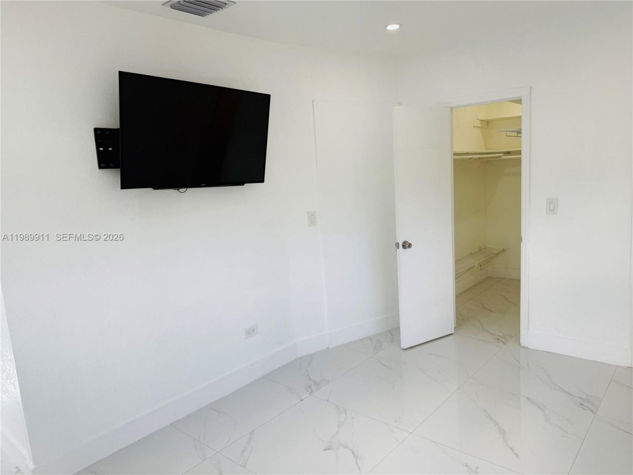 706 W 40th Pl , Unit Efficiency, Hialeah, FL 33012 Photo
