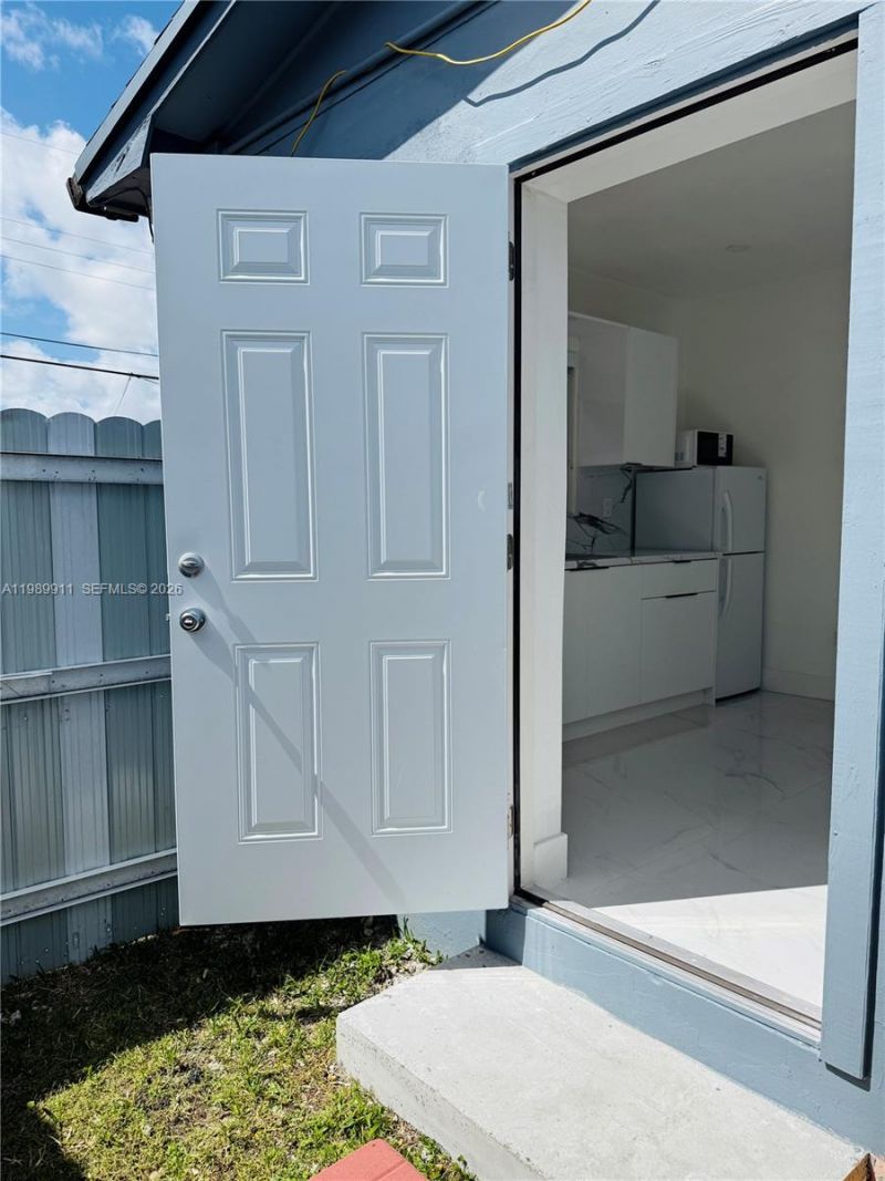 706 W 40th Pl , Unit Efficiency, Hialeah, FL 33012 Photo
