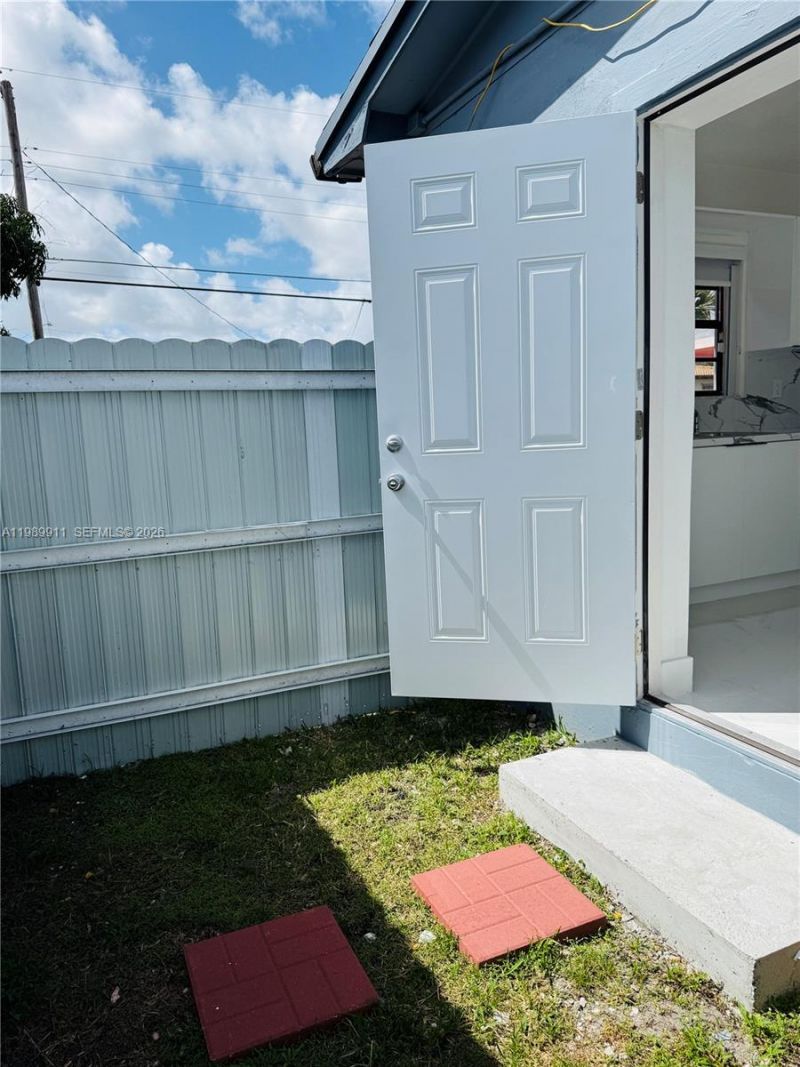 706 W 40th Pl , Unit Efficiency, Hialeah, FL 33012 Photo