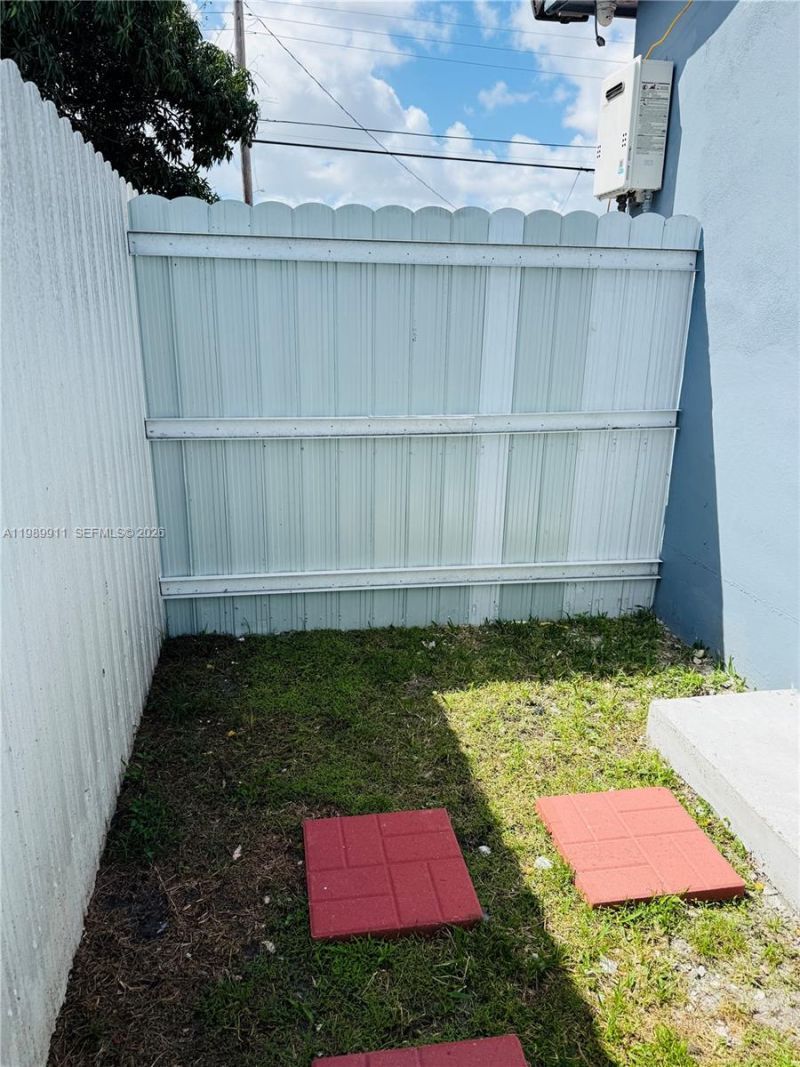 706 W 40th Pl , Unit Efficiency, Hialeah, FL 33012 Photo