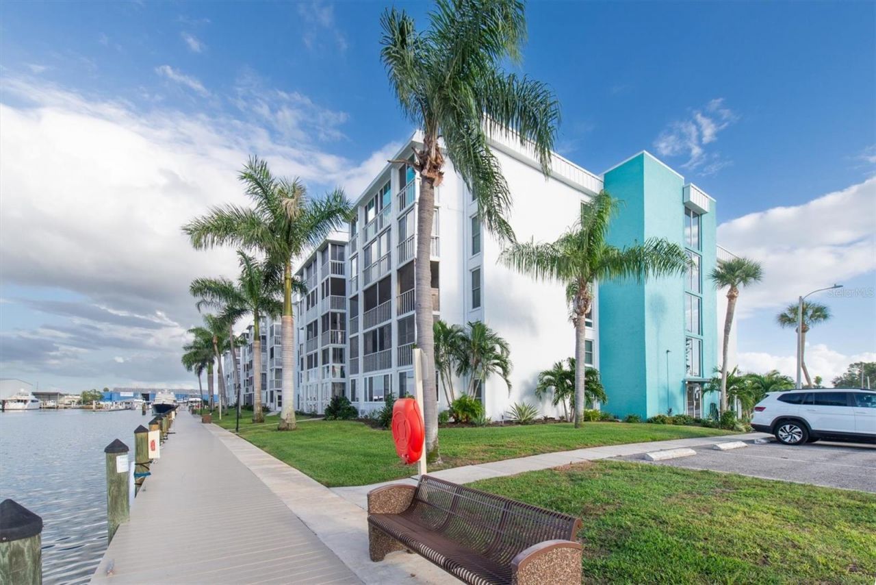 4900 38th Way S, Unit 302, Saint Petersburg, FL 33711 Photo