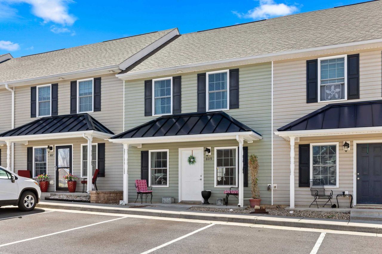 809 CARSON CIR primary photo