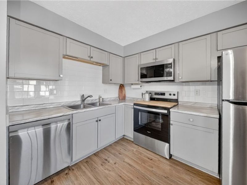 5236 Creekside Boulevard, Brunswick Hills, OH 44212 Photo 4