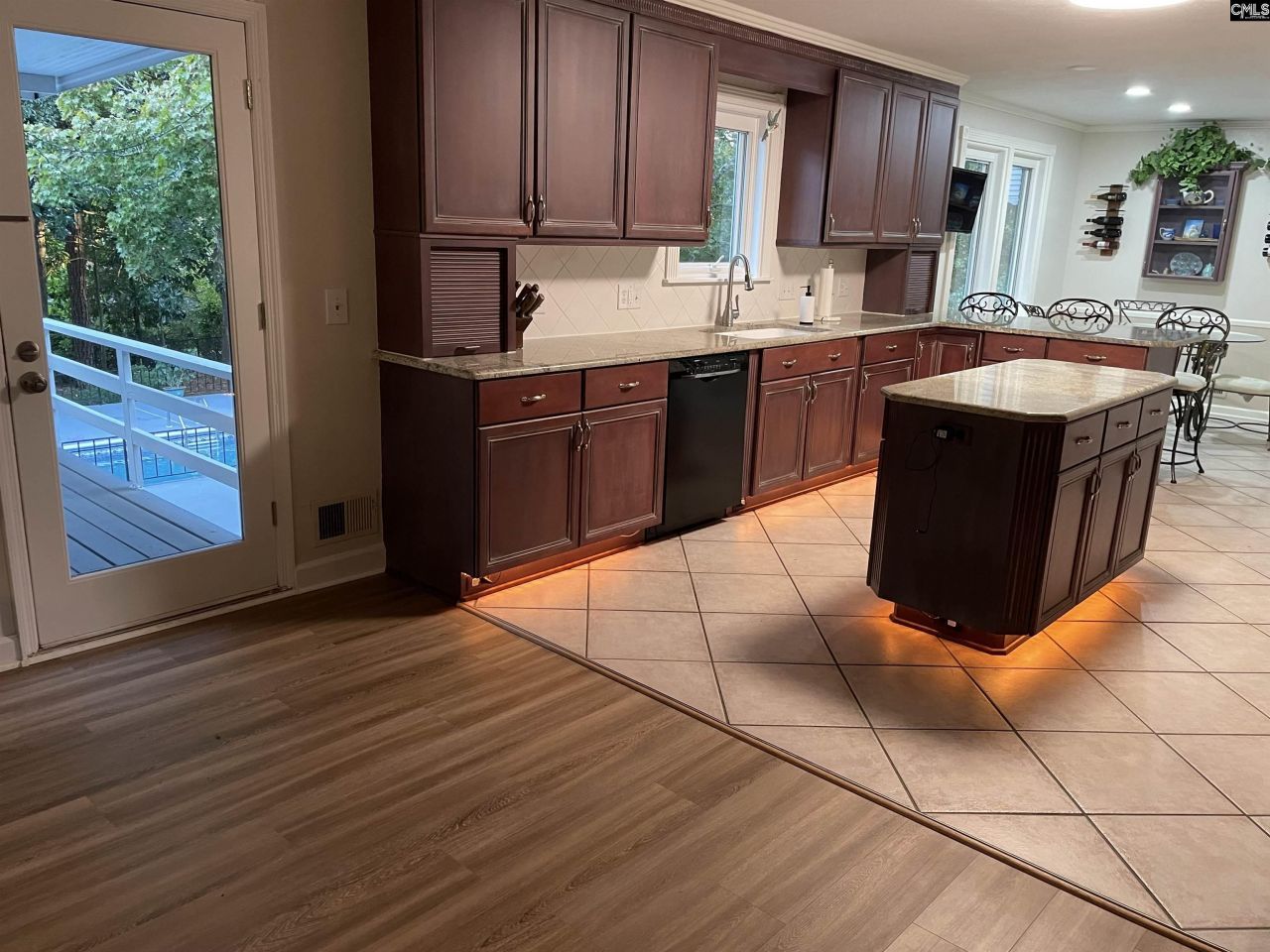 2204 Bee Ridge Road  Photo 4