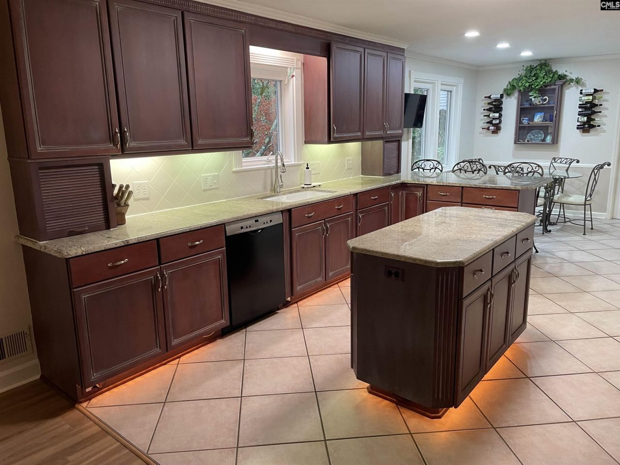 2204 Bee Ridge Road  Photo 6