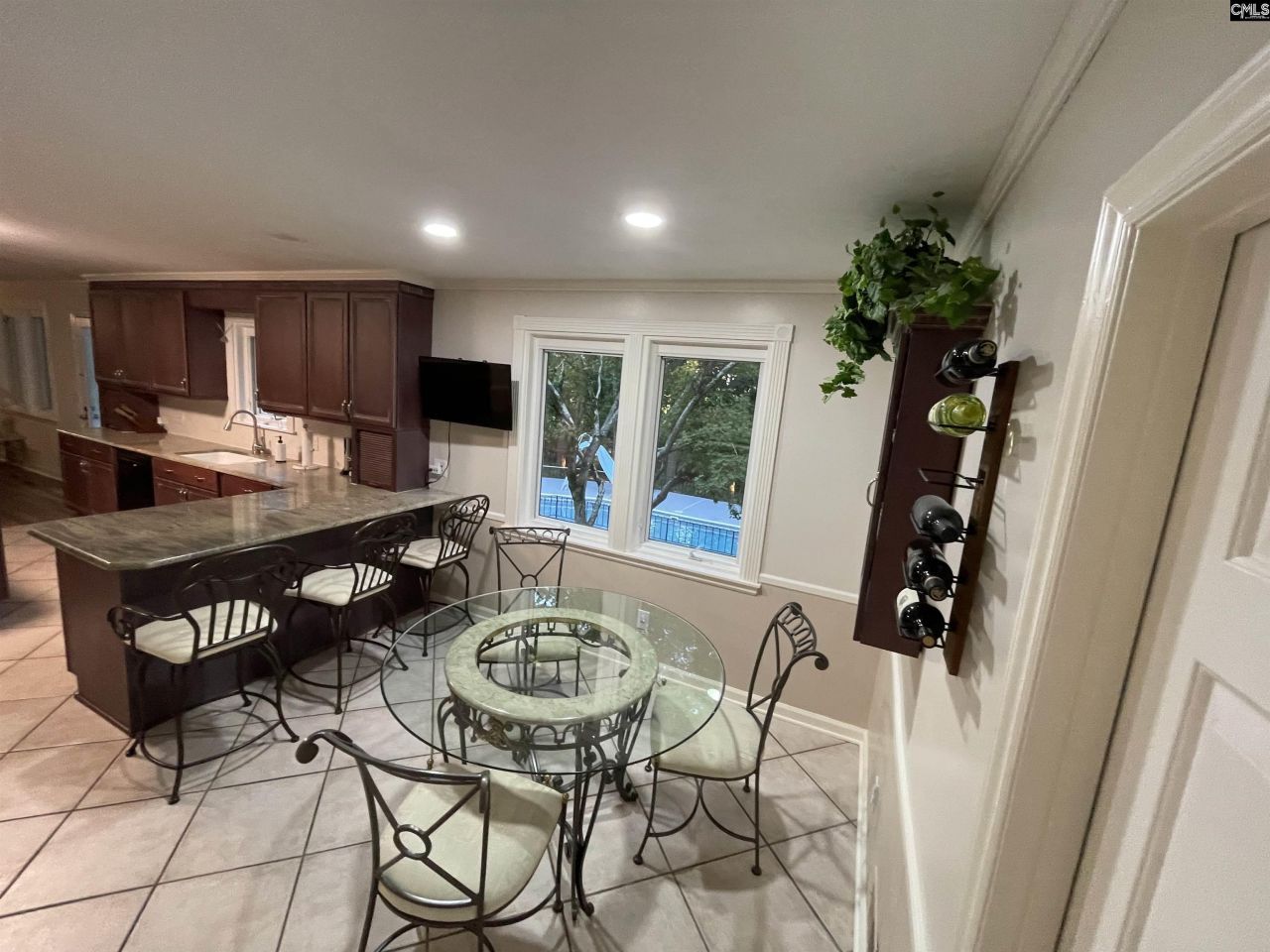 2204 Bee Ridge Road  Photo 9