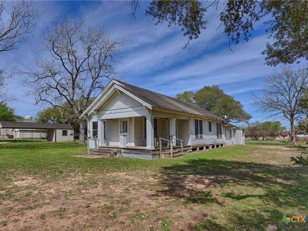 820 W Fairwinds Street , Hallettsville, TX 77964