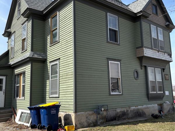 212 East 9th St , Vinton, IA 52349