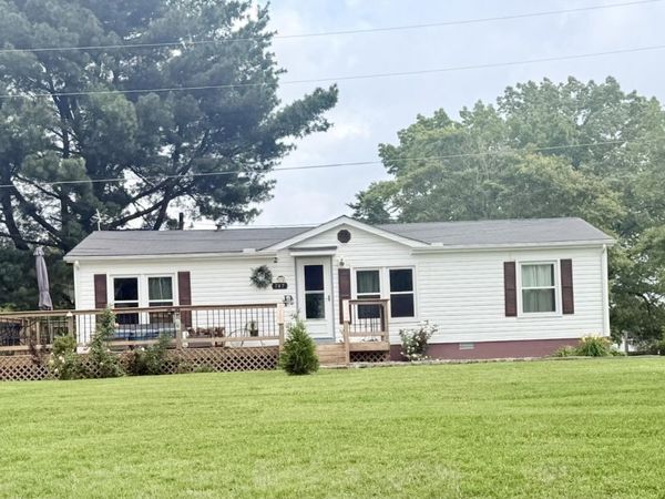 707 E Broad St, Dickson, TN 37055