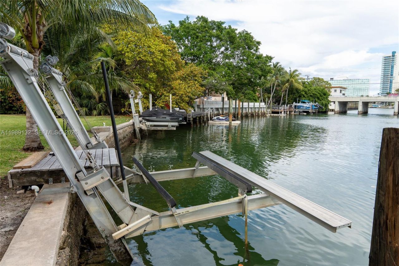 5005 Lakeview Dr , Miami Beach, FL 33140 Photo