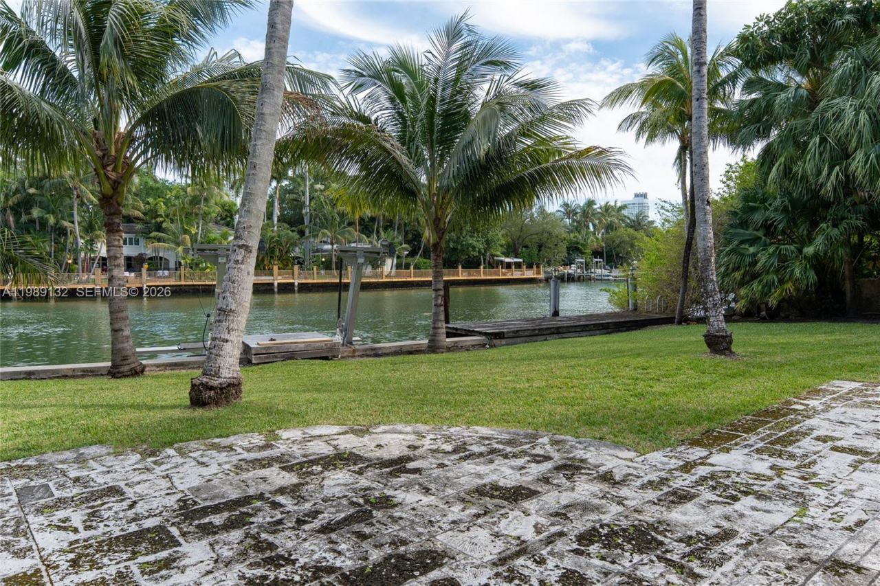 5005 Lakeview Dr , Miami Beach, FL 33140 Photo